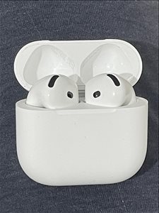 AirPods 4 עם מסנן רעשים 