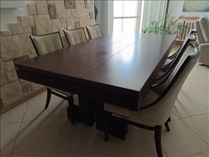 פינת אוכל עם 6 כסאות מרופדים  