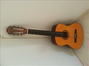 כלי נגינה - גיטרה מעץ <br>       