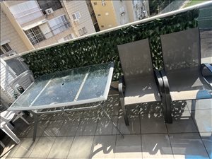 שולחן עם שני כסאות  
