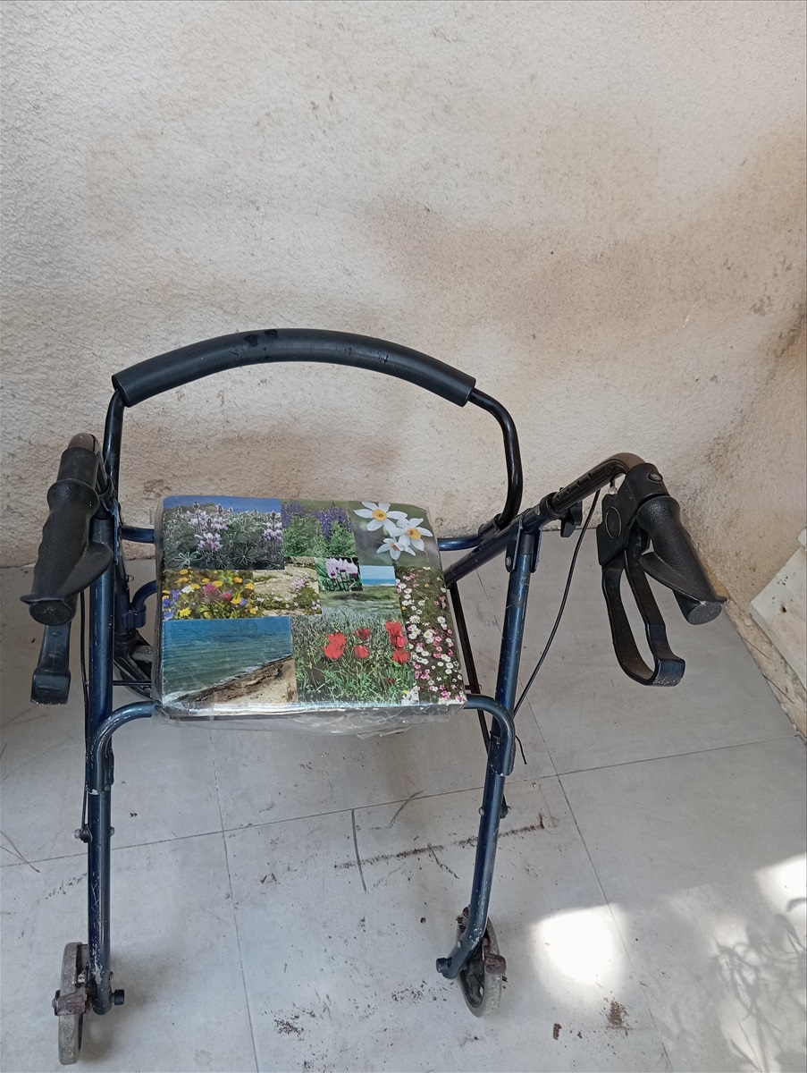 תמונה 1, רולטור 4 גלגלים, מושב פרחוני למכירה בחיפה | ציוד סיעודי/רפואי  הליכון