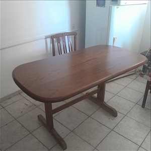 שולחן אוכל עם 4 כסאות 
