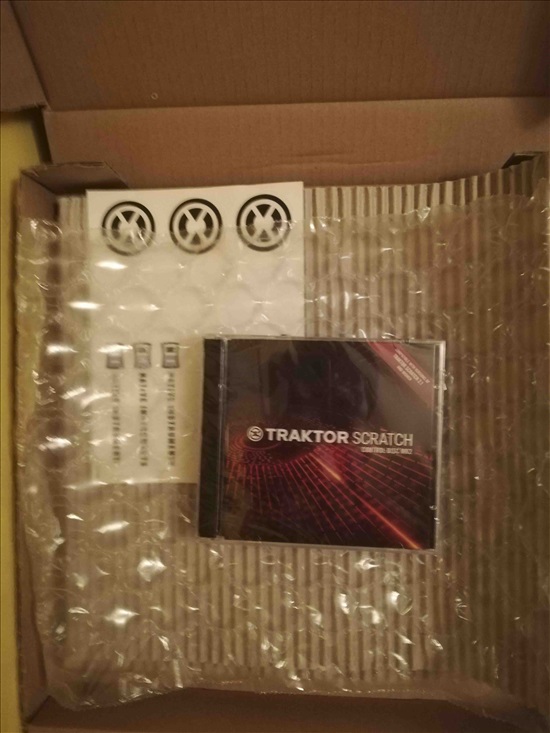 תמונה 2 ,traktor scratch vinyl mk2 NIB למכירה בגיתית ציוד לדיג'יי ואולפנים  אחר