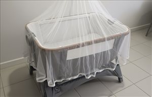 עריסת תינוק מתחברת למיטת הורים 