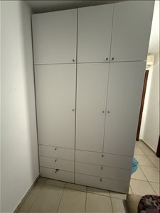 ארונות קיר לבנים כחדשים 