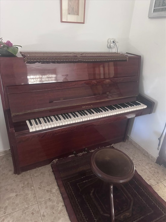 תמונה 1 ,פסנתר RIGA למכירה בעשרת כלי נגינה  פסנתר