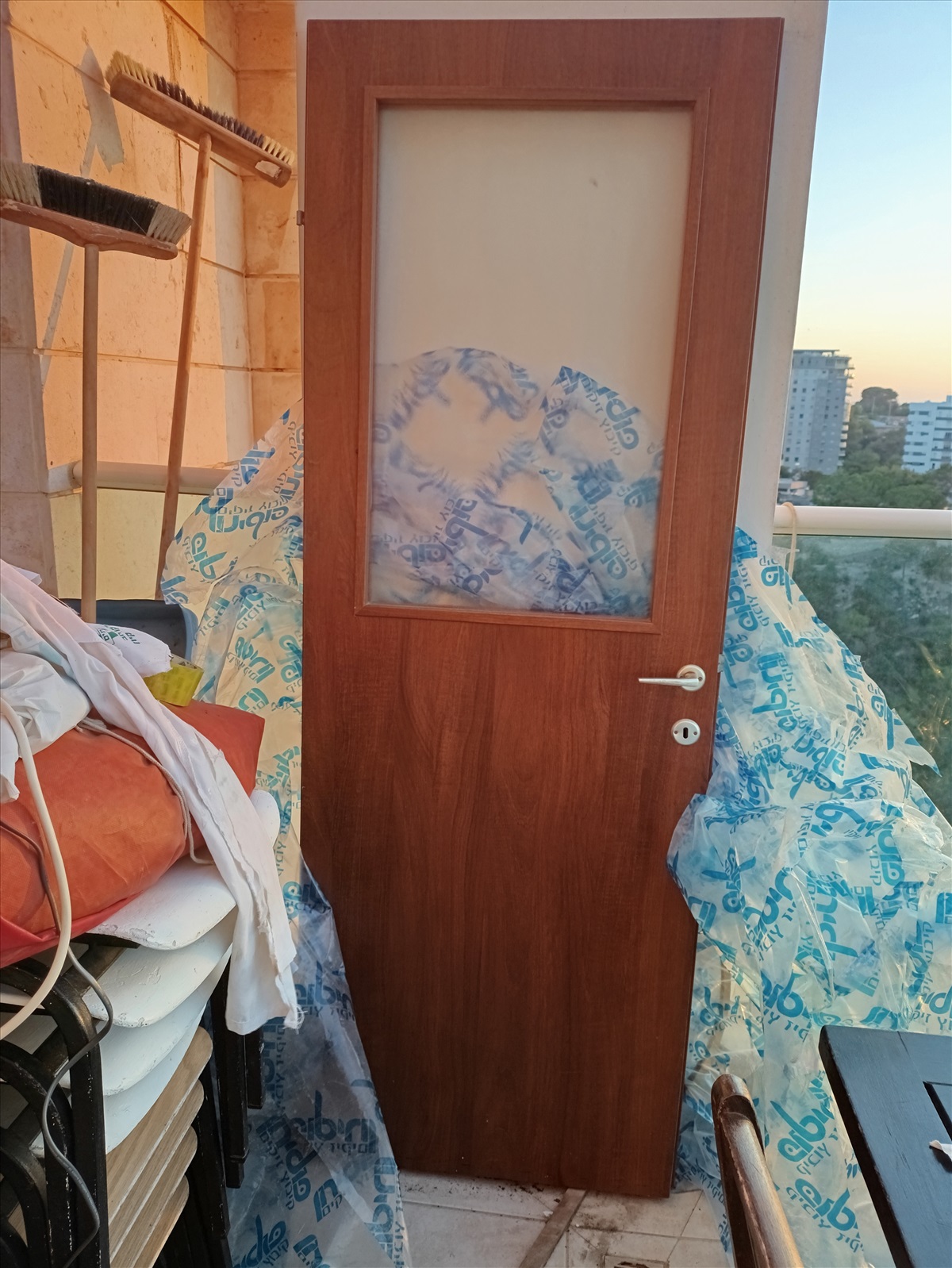 תמונה 1,  דלת פנים ימין  ללא משקוף למכירה בנשר | ריהוט  דלתות