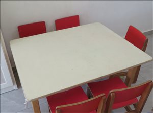 שולחן מעץ וכסאות 