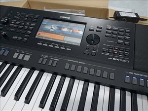 תחנת עבודה של Yamaha PSR-SX720 