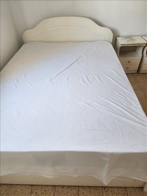 מיטה זוגית שידות ומזרן 