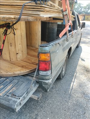 תופים מעץ מלא שמשו לגלילת כבל 
