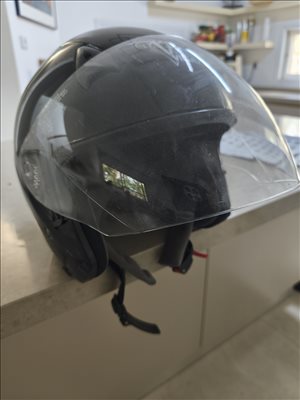 קסדה שחורה לאופנוע במידה גדולה 