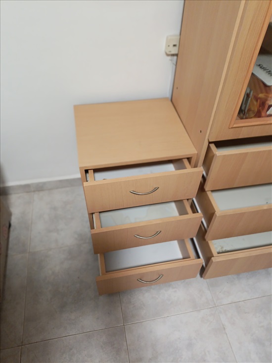 תמונה 2 ,סיפריה 2 דלתות וויטרינה +שידה למכירה בחיפה ריהוט  ארונות