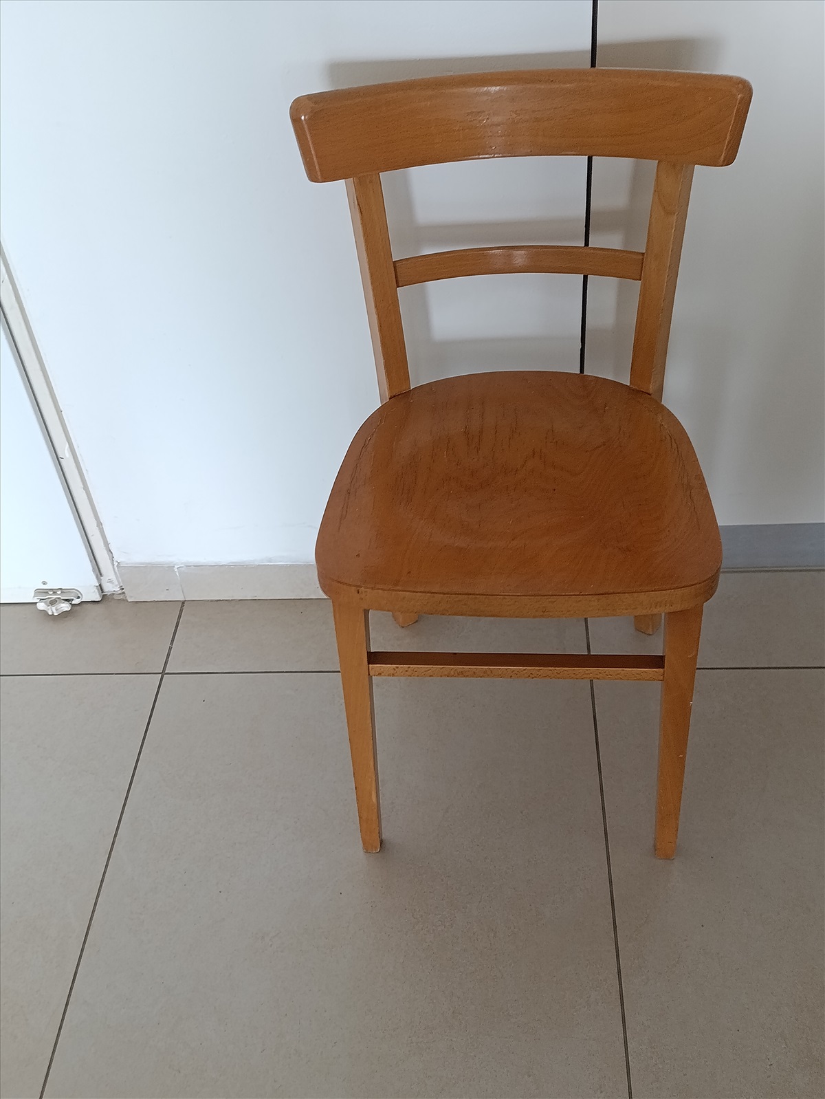 תמונה 1,  סל עיתונים כיסא עץ למכירה בחיפה | ריהוט  ענתיקות