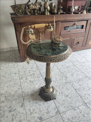 מעמד טלפון מנחושת על בסיס עמוד 