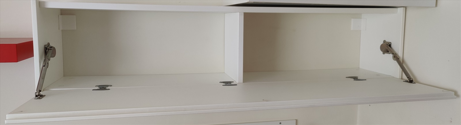 תמונה 2, מדף עליון עם דלת מבית IKEA למכירה בלוד | ריהוט  מדפים
