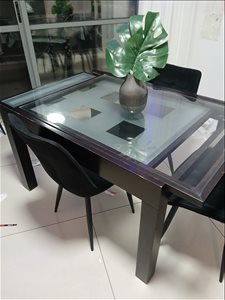 שולחן וכסאות  