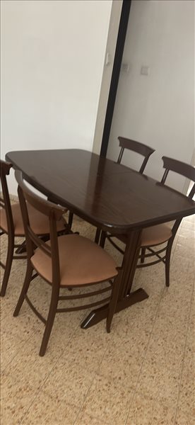 שולחן עם ארבעה כסאות עץ מלא 