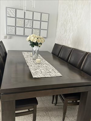 שולחן כולל 8 כסאות תואמים 