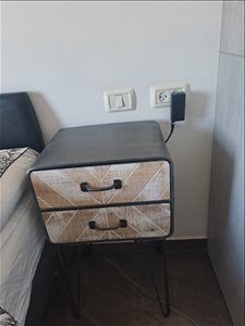 2 שידות צד ליד מיטה  