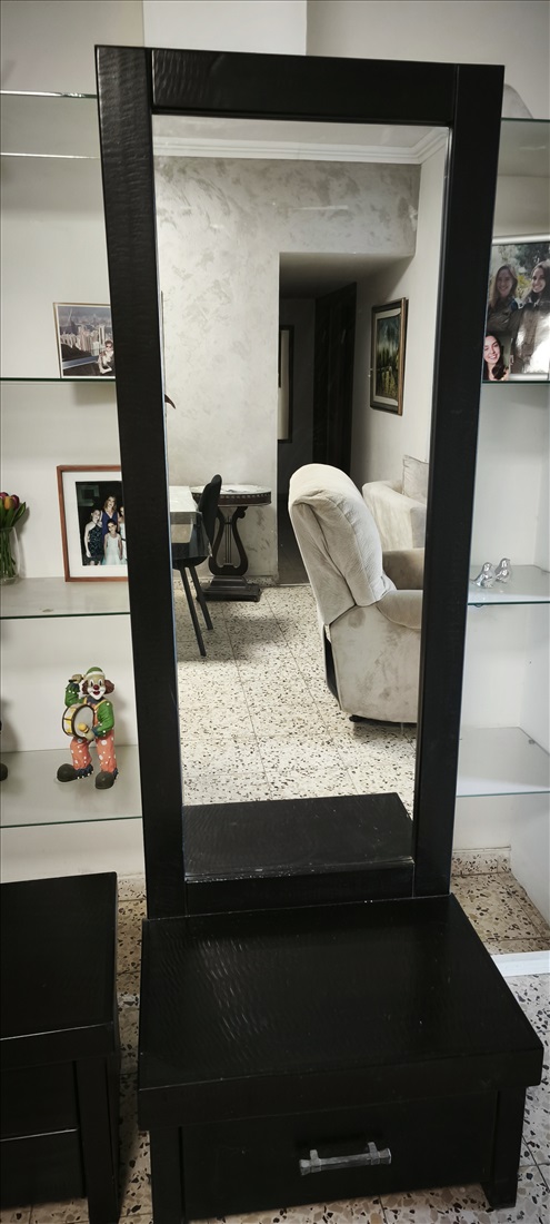 תמונה 3 ,ליאת למכירה בתל אביב  ריהוט  מראה