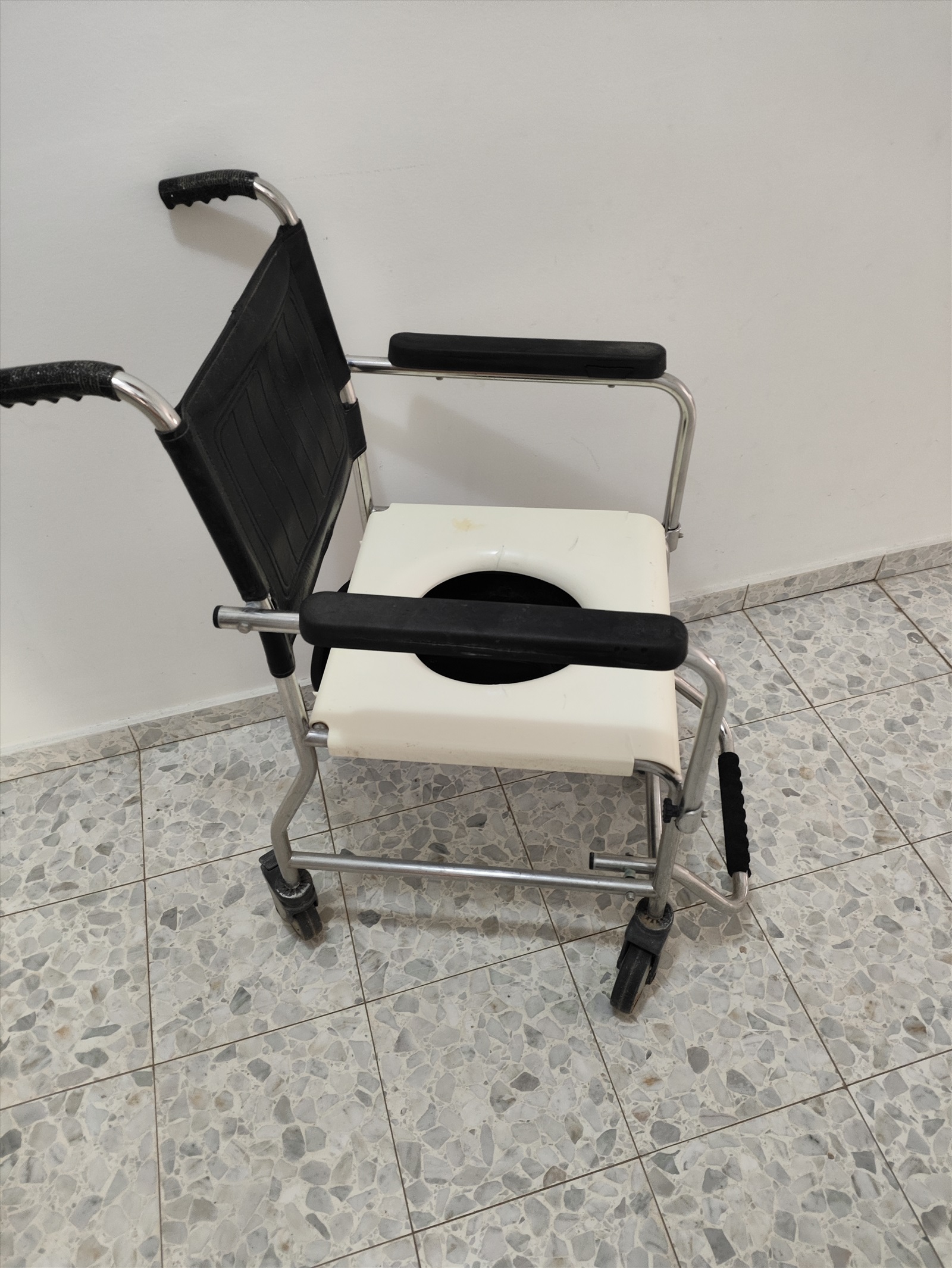 תמונה 1, כיסא רחצה עם סיר  למכירה בפתחיה | ציוד סיעודי/רפואי  כסא גלגלים