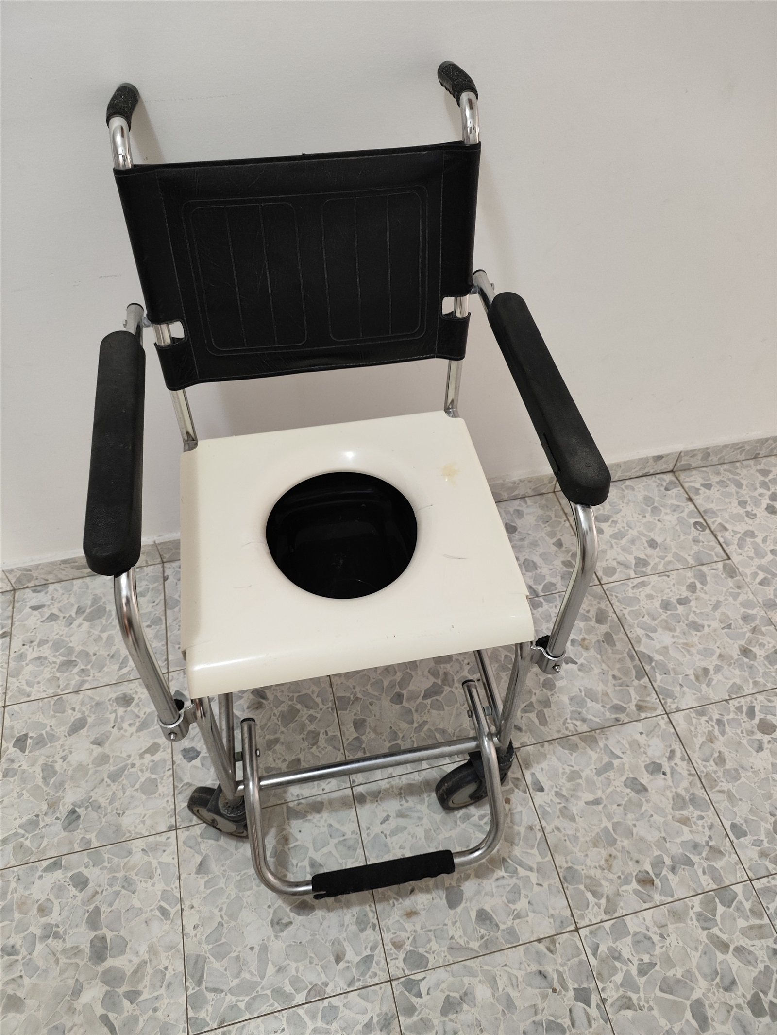 תמונה 2, כיסא רחצה עם סיר  למכירה בפתחיה | ציוד סיעודי/רפואי  כסא גלגלים