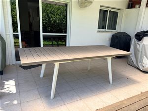 שולחן גינה גדול עם 7 כיסאות 