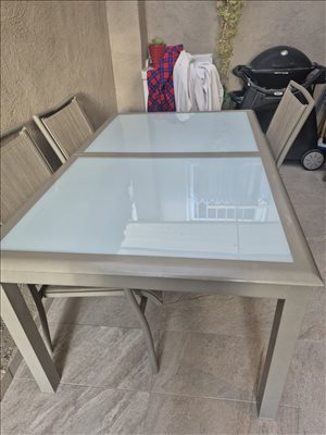 שולחן ושמונה כיסאות  