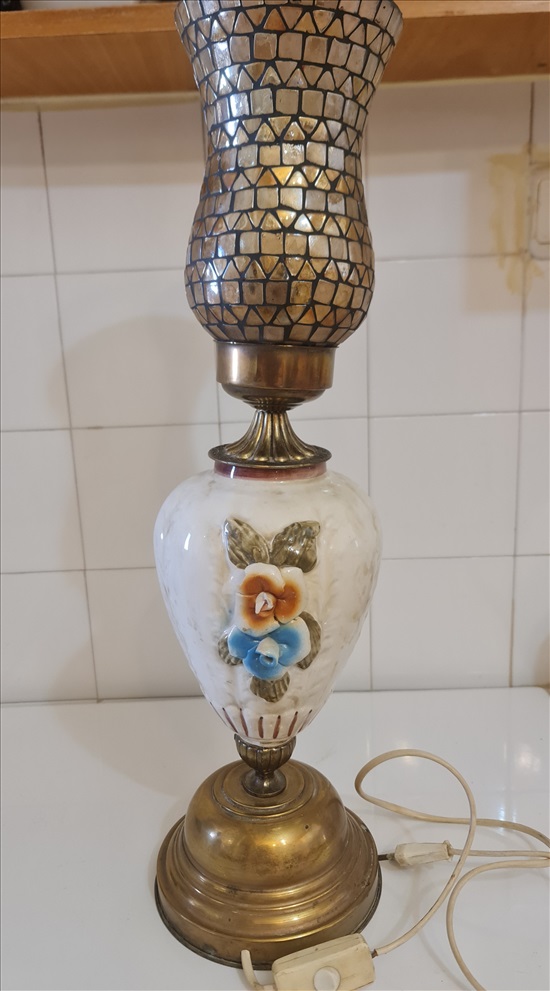 תמונה 1 ,מנורת שולחן וינטג' מפורצלן למכירה באילת אספנות  לבית