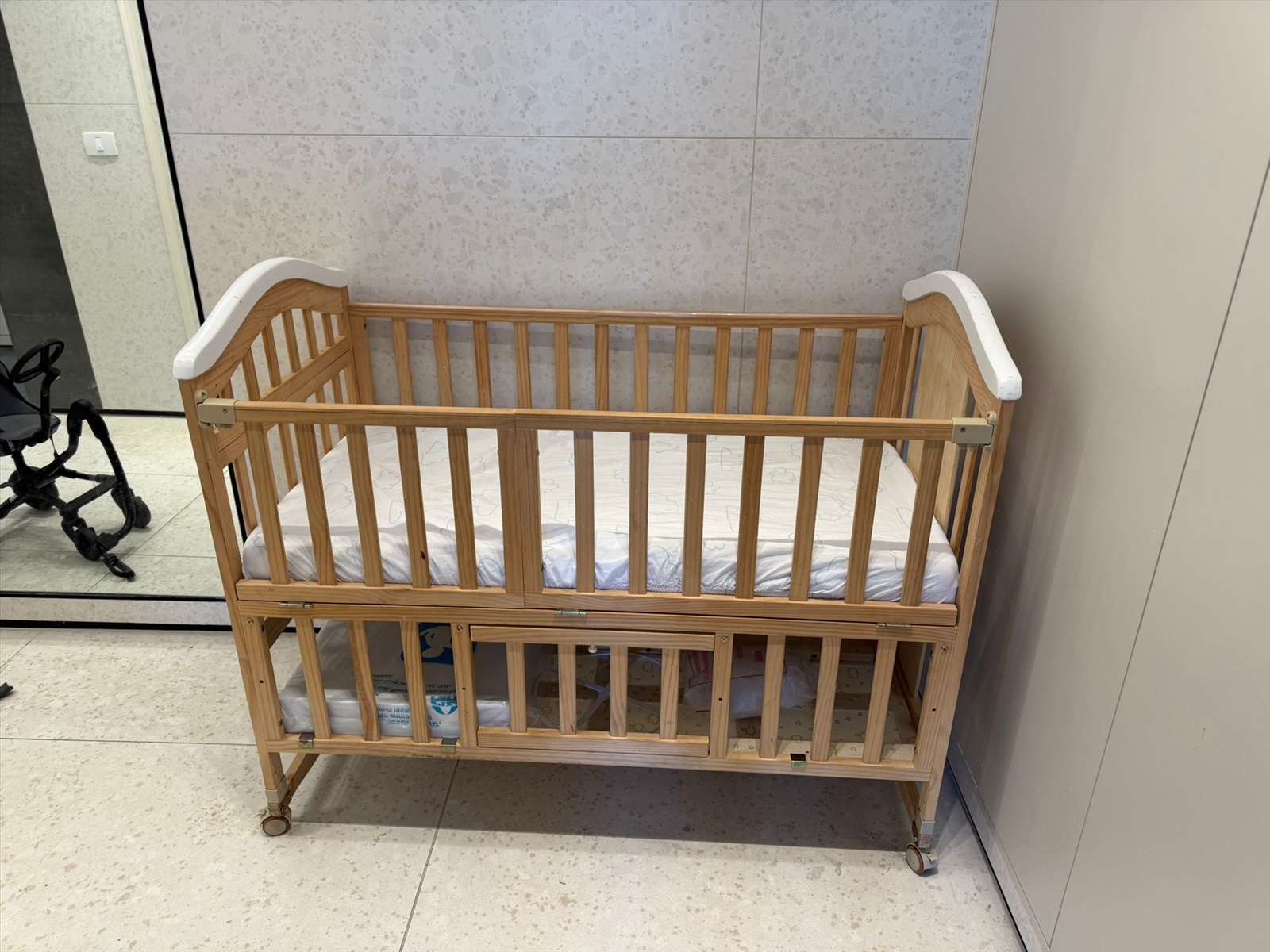 תמונה 2, מיטת עריסה ומעבר  למכירה בתל אביב | ריהוט  מיטות