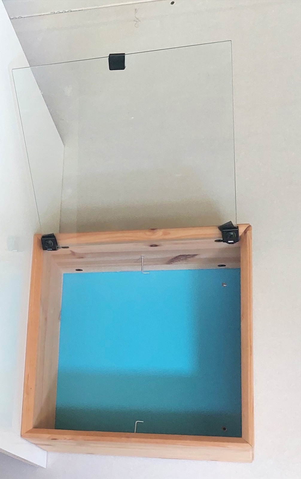 תמונה 3, תיבה מעץ ודלת זכוכית 19x37 סמ למכירה בהוד השרון | ריהוט  מזנון/ ויטרינה
