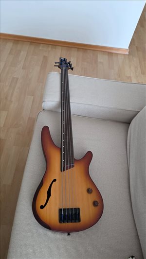 כלי נגינה - איבנז Ibanez פרטלס + קייס קשיח <br>   ... 