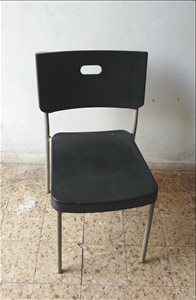 כיסא בודד 