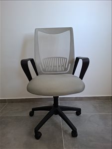 כסא משרדי בצבע אפור בהיר 