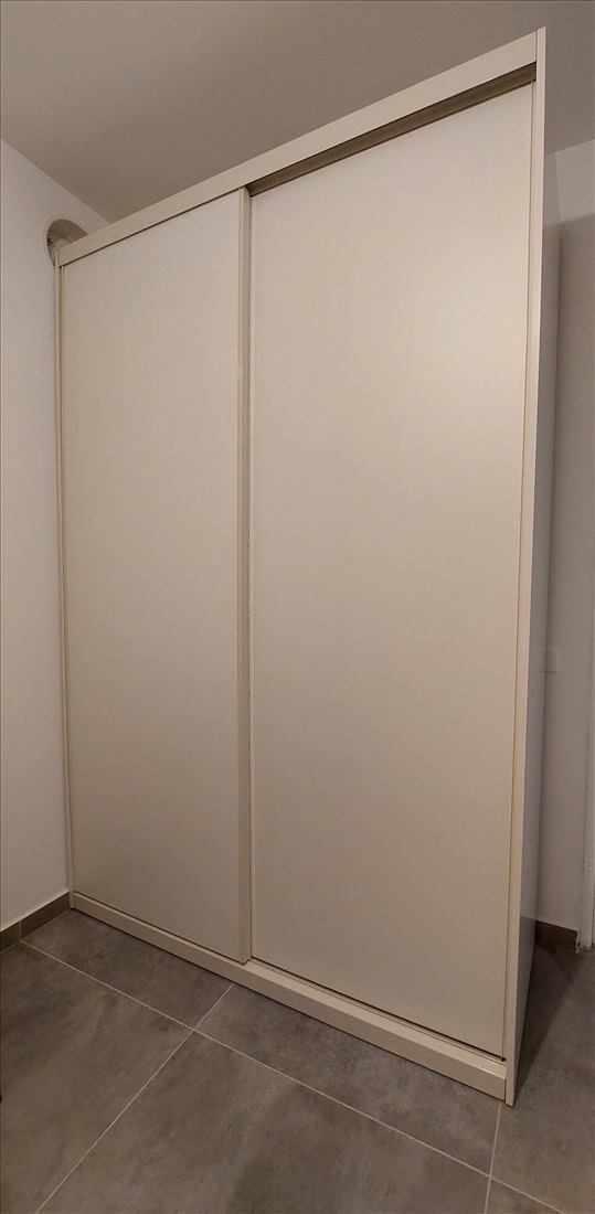 תמונה 2 ,ארון הזזה בצבע לבן למכירה בראשון לציון ריהוט  ארונות