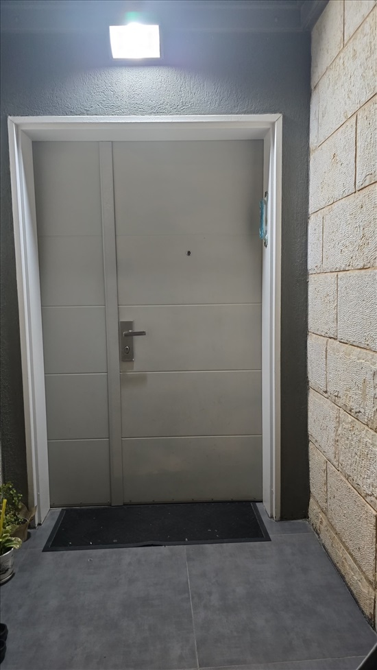 תמונה 3 ,דלת כניסה עם כנף למכירה בכרמיאל ריהוט  דלתות