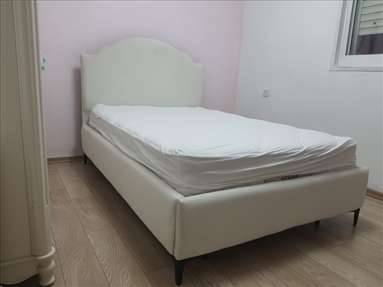 תמונה 1 ,מיטה וחצי מעוצבת ומרופדת  למכירה בראשון לציון ריהוט  מיטות