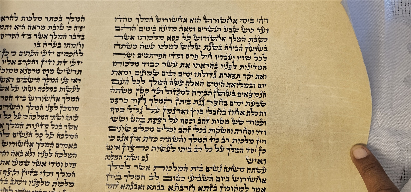 תמונה 2, מגילת אסתר מהודרת בכתב הארי  למכירה באילת | יודאיקה  תשמישי קדושה