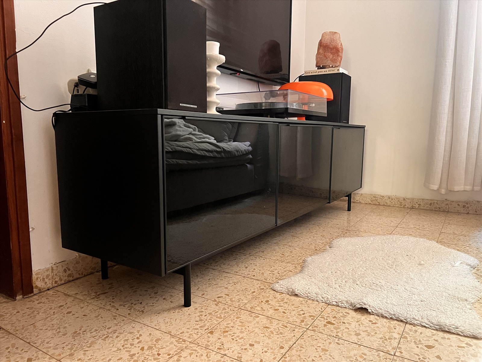 תמונה 3, מזנון/שידת טלוויזיה אלגנטית עם למכירה בגעתון | ריהוט  מזנון
