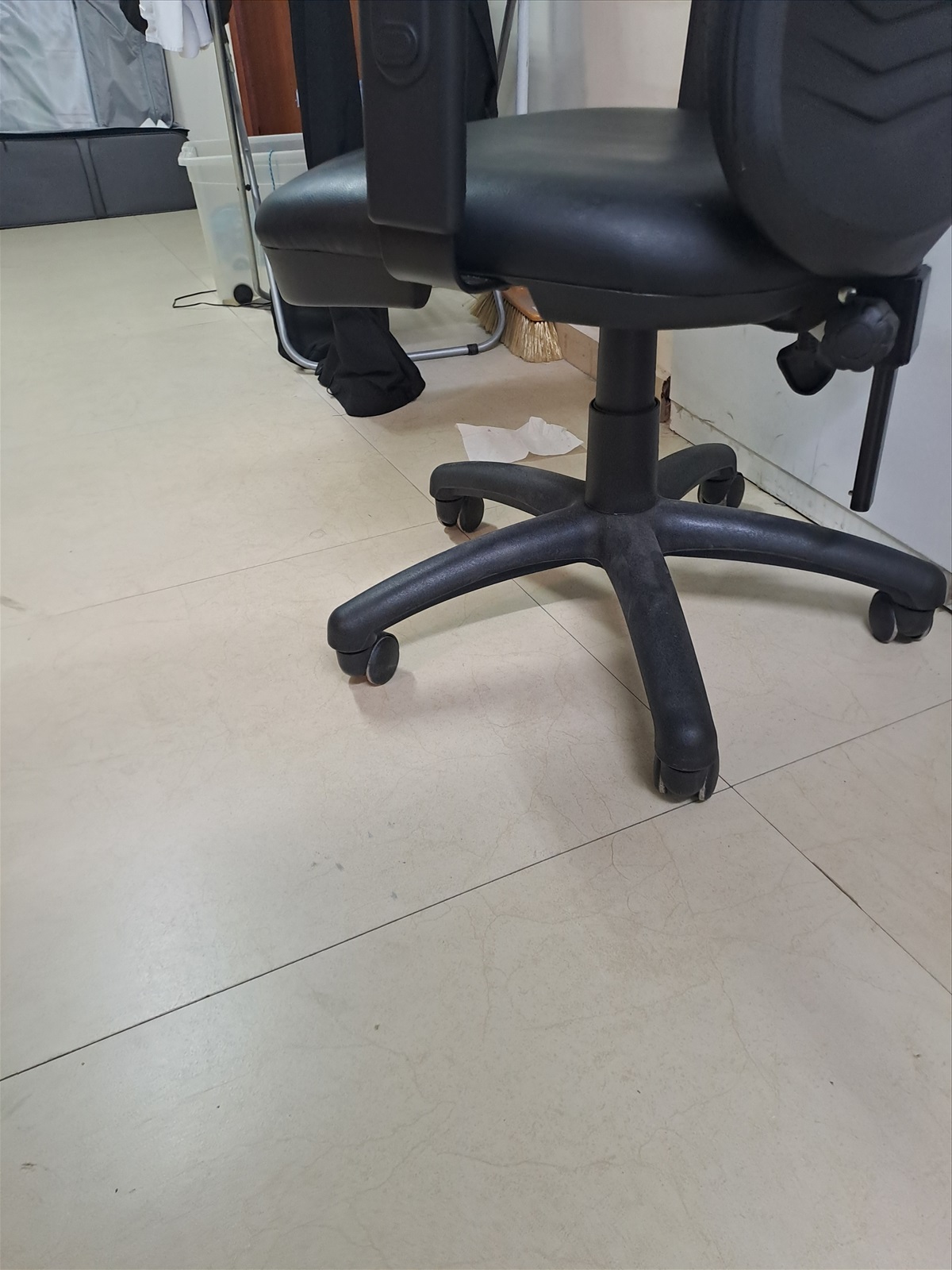 תמונה 2, כסא משרדי או לבית למכירה בבני ברק | תכולת דירה  שונות