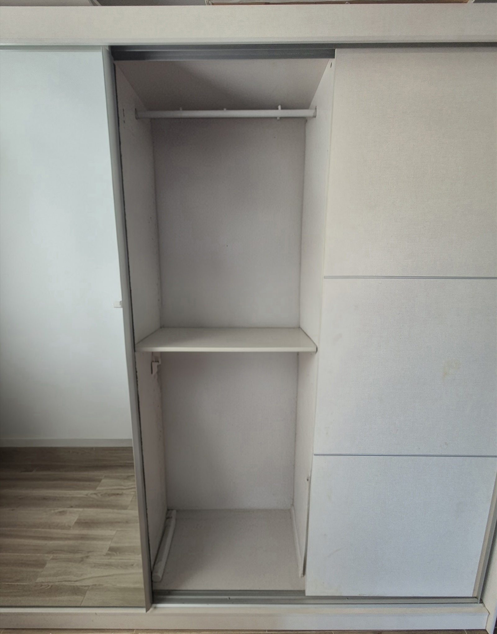 תמונה 2, ארון הזזה 240x240 כולל מראה  למכירה בתל מונד | ריהוט  ארונות