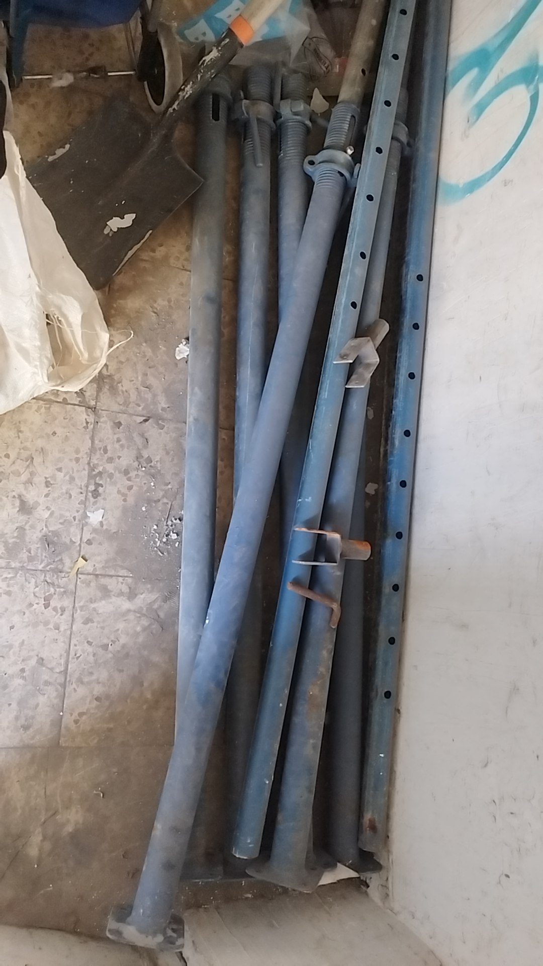 תמונה 1, רגלי בניין חזקות. ערכה שלמה למכירה ברמת גן  | כלי עבודה  כלים לבנין