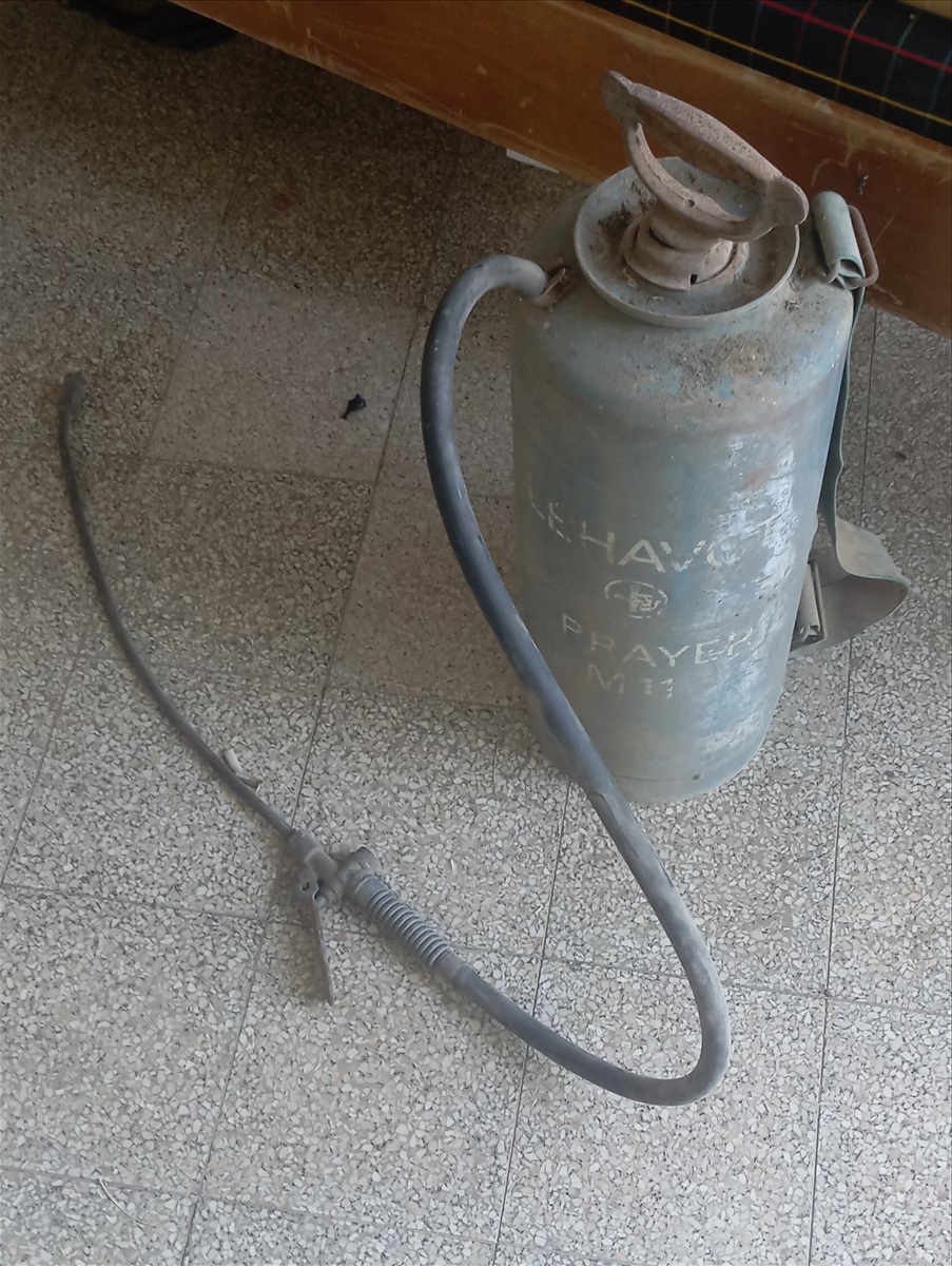 תמונה 1, מרסס עתיק, ממתכת כולל משאבת יד למכירה בחיפה | אומנות  שונות