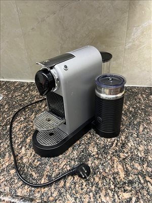 מכונת קפה עם מקציף חלב 
