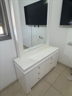 קומודה יפה ומרשימה בצבע לבן 