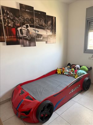 חדר ילדים מעוצב בנושא מכוניות  