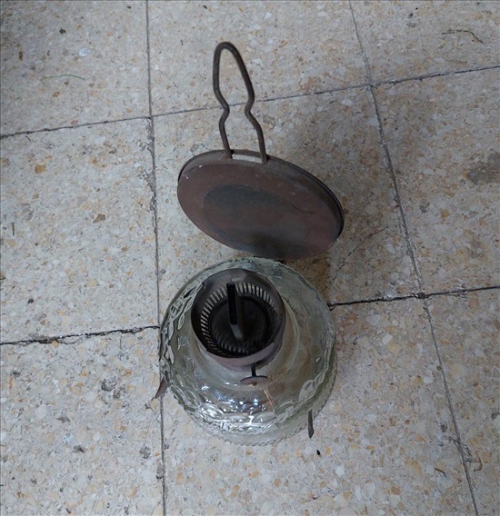 תמונה 1 ,מנורת נפט וינטג' מקורית למכירה בהוד השרון אספנות  ענתיקות