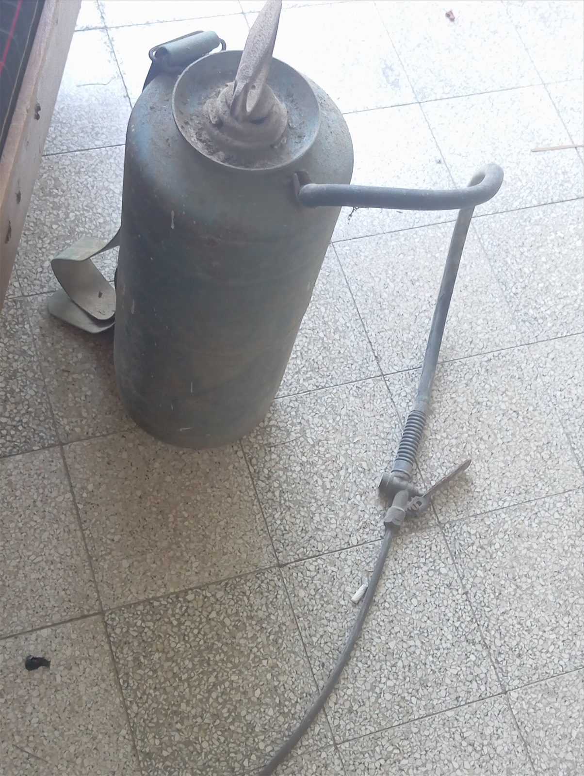 תמונה 4, מרסס עתיק, ממתכת כולל משאבת יד למכירה בחיפה | אומנות  שונות