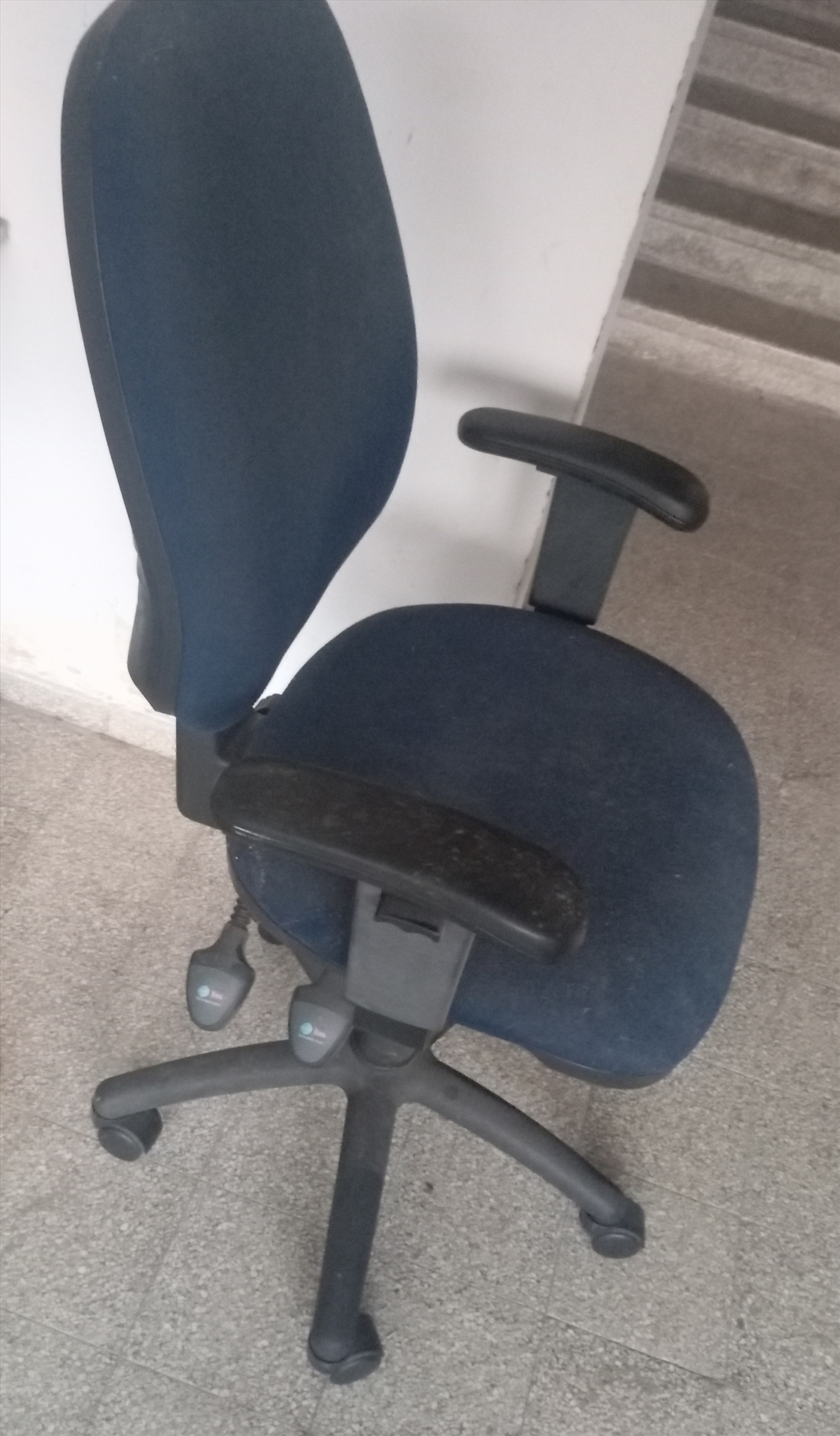 תמונה 2, כיסא מנהלים איכותי ורחב במצב ח למכירה בחיפה | ריהוט  כיסאות